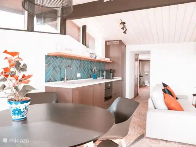 Woonkamer en keuken van het appartement.